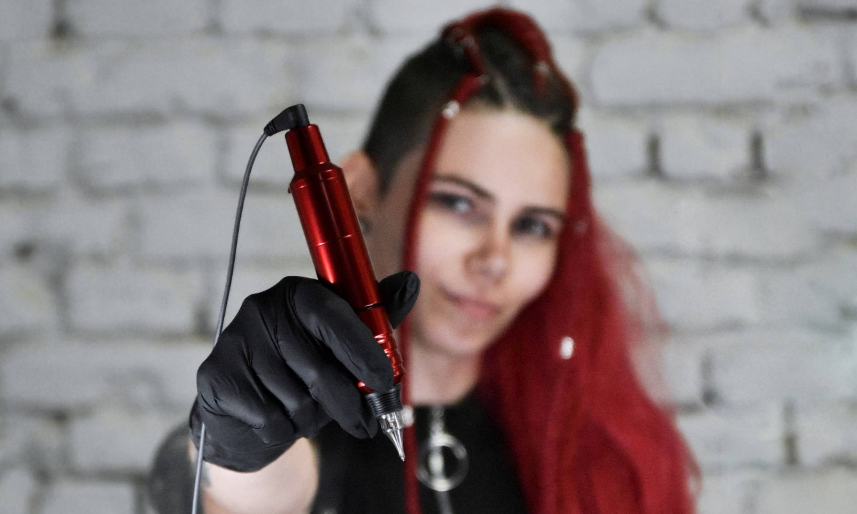 Tatérka Verakki s tetovacím strojkem ve studiu Old God Ink – Veronika připravená k práci