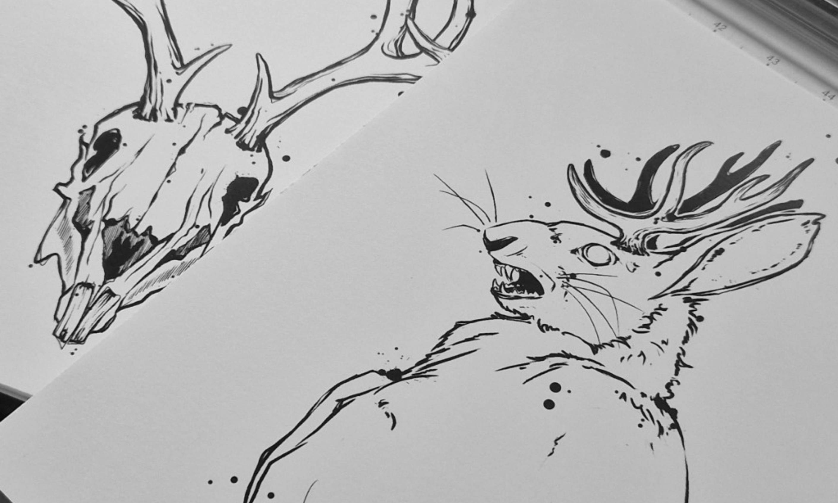 Autorský návrh tetování od Veroniky – jackalope s lebkou v temném fantasy stylu
