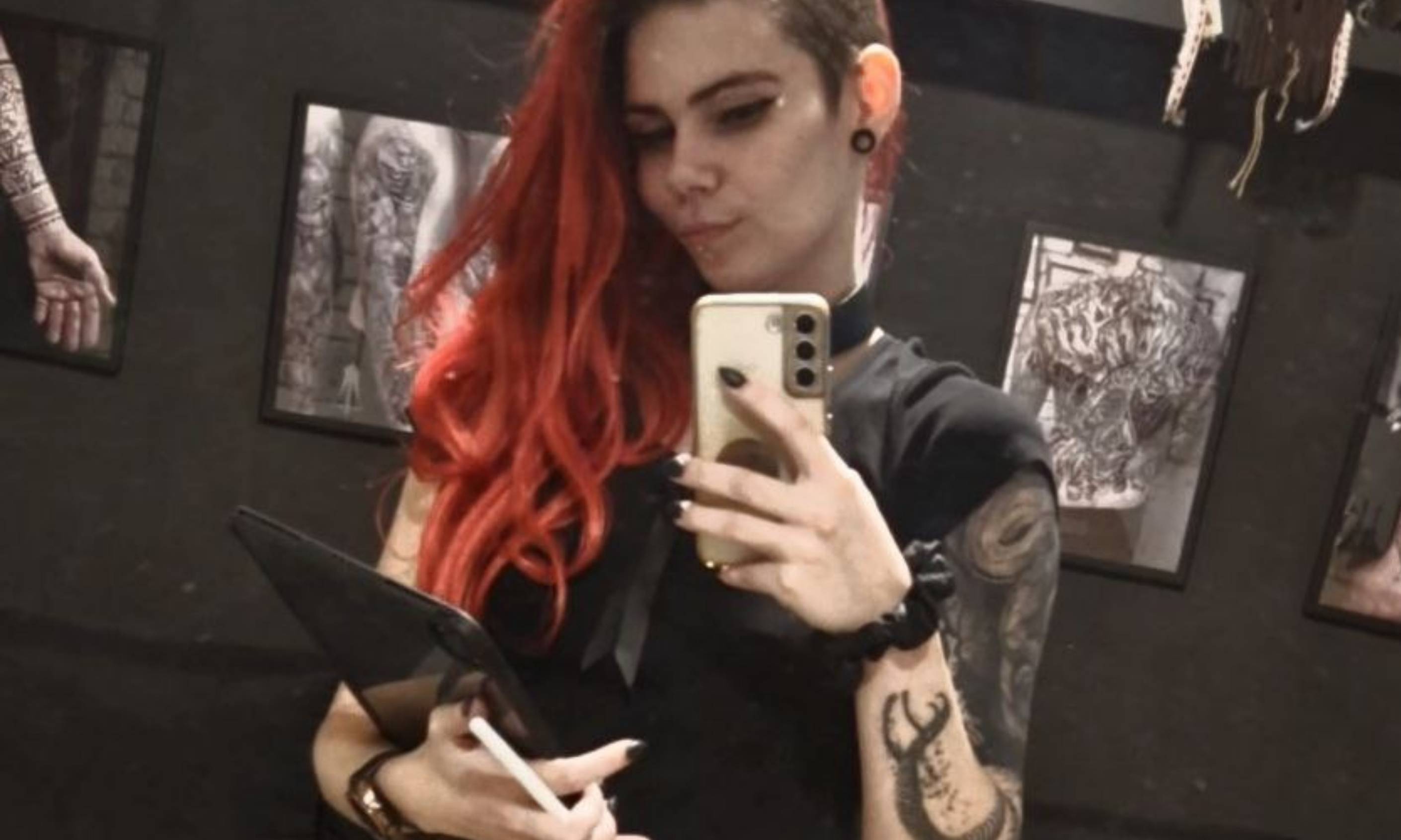 Tatérka Verakki (Veronika) v zrcadle studia Old God Ink