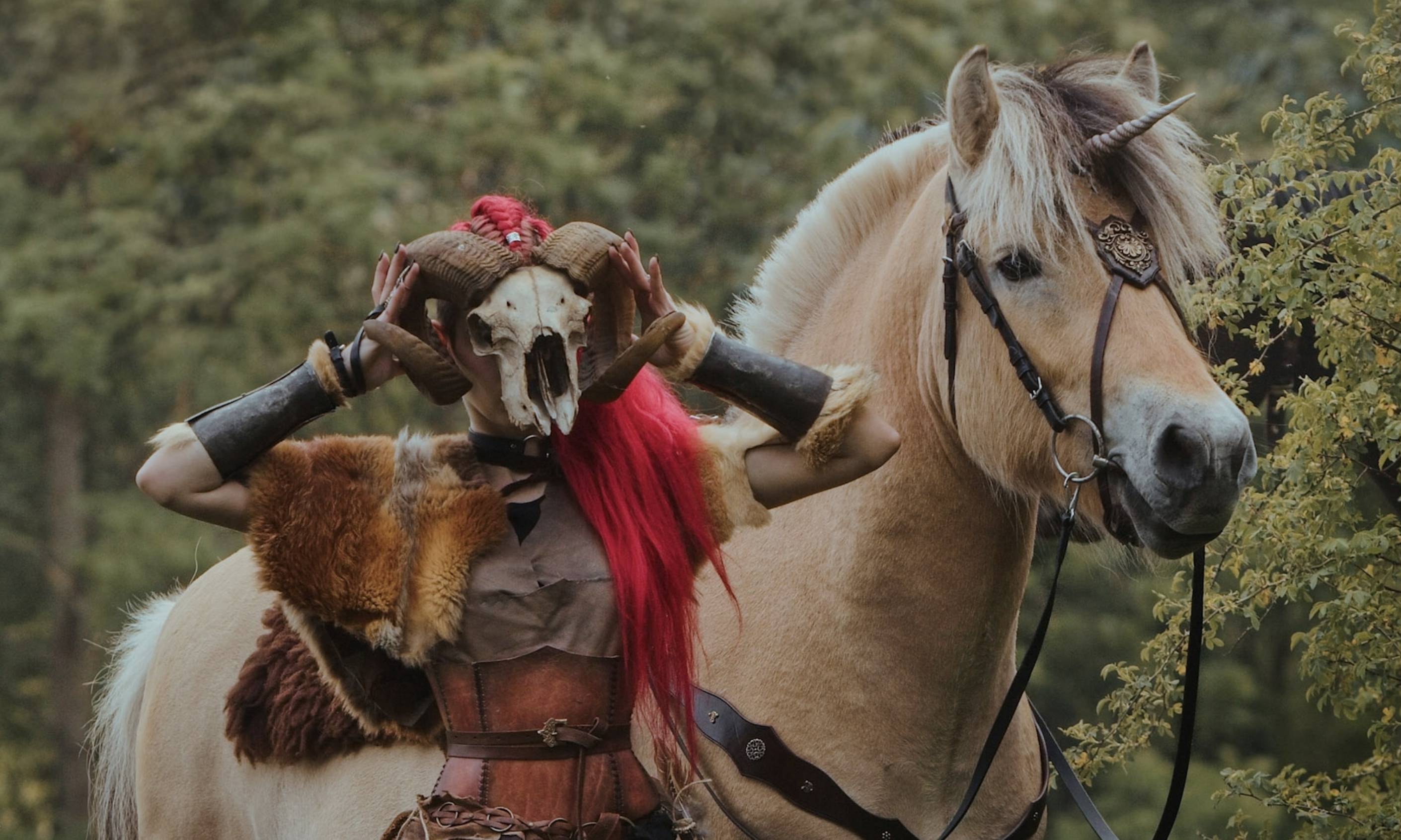 Verakki v kostýmu fantasy válečnice po boku Salvadora, svého fjordského koně