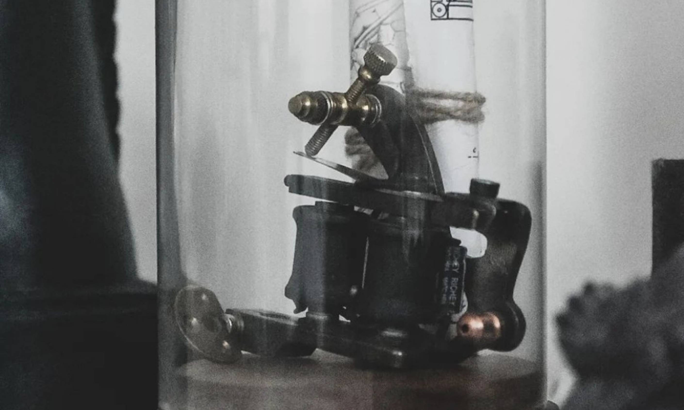 Temně laděný interiér Old God Ink studia – detailní pohled na výzdobu