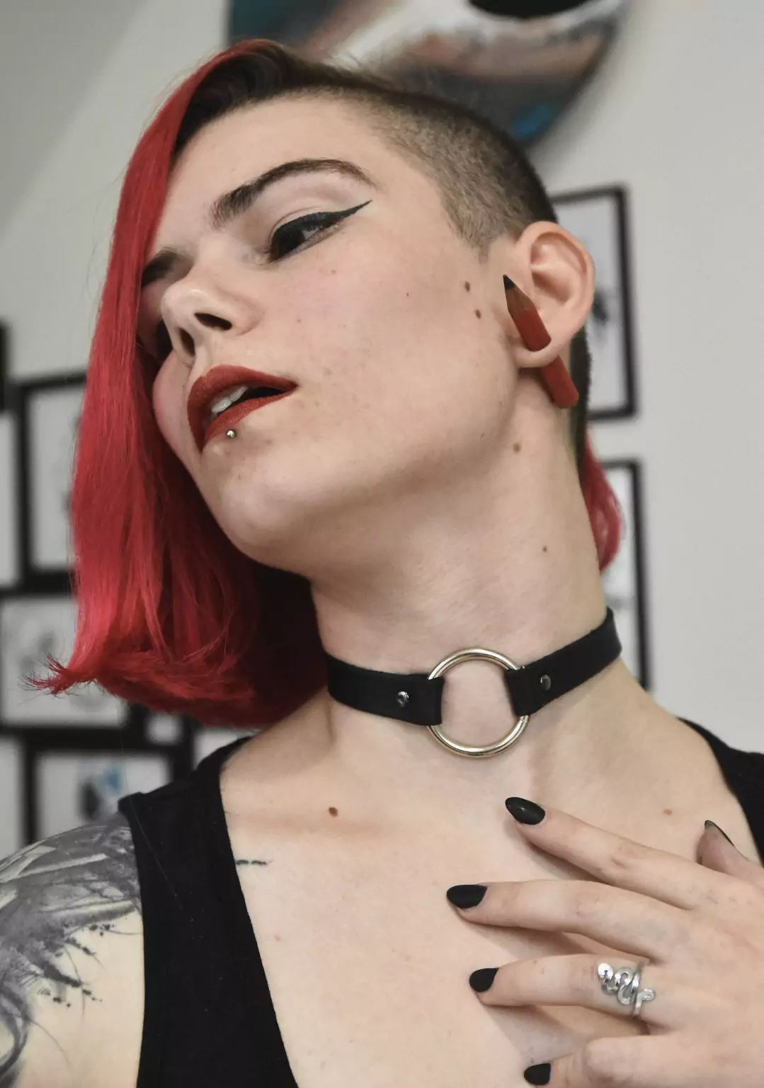 bdsm choker, žena s undercutem